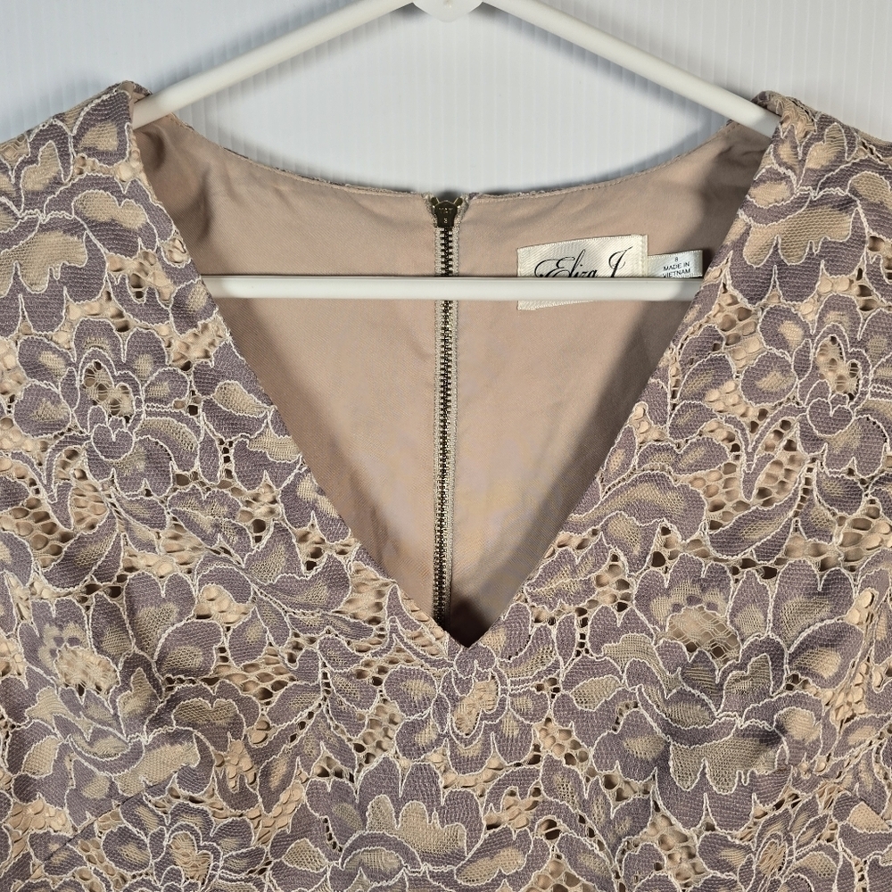 Eliza J Lace Fit And Flare Dress With Three-Quarter Bell Sleeves Size 8 Lined - Picture 4 of 16